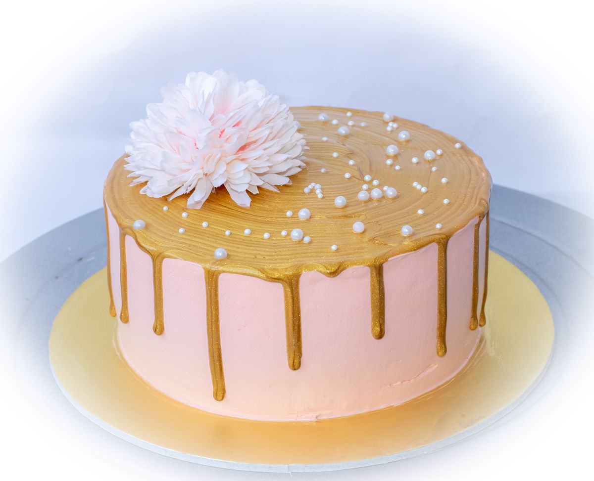 Creamy Delight Cake Creation