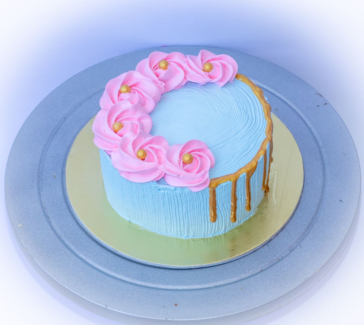 Creamy Delight Cake Creation