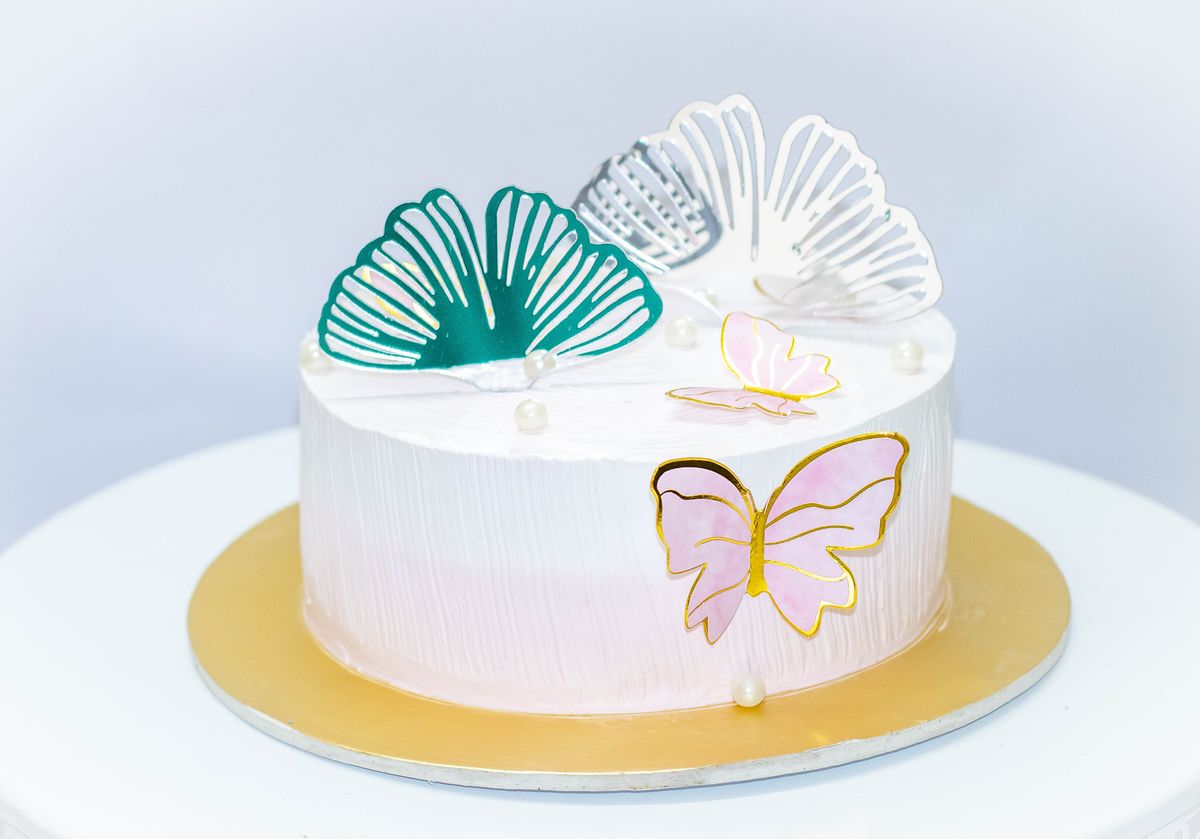 Creamy Delight Cake Creation