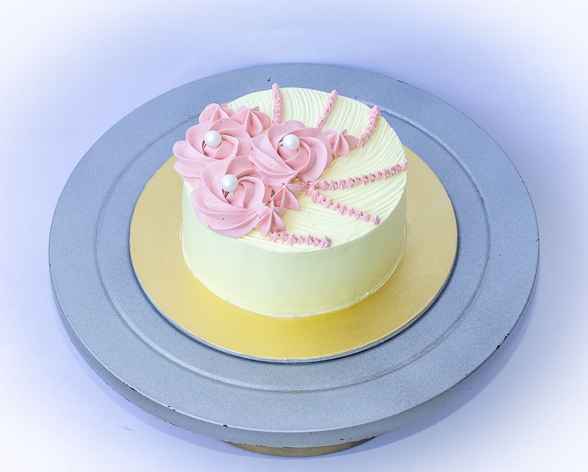 Creamy Delight Cake Creation