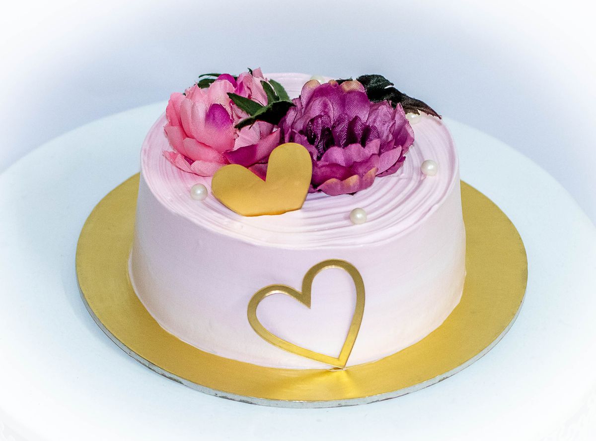 Creamy Delight Cake Creation