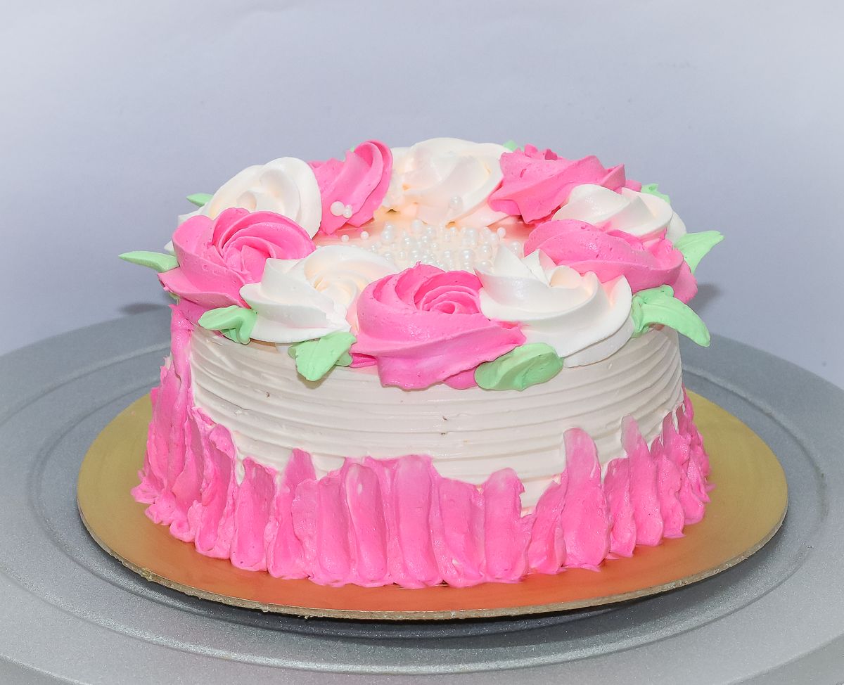 Creamy Delight Cake Creation