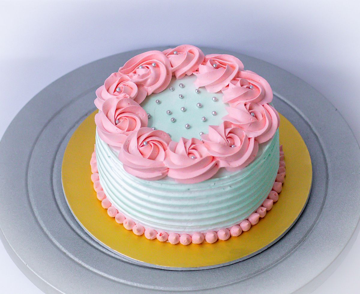 Creamy Delight Cake Creation
