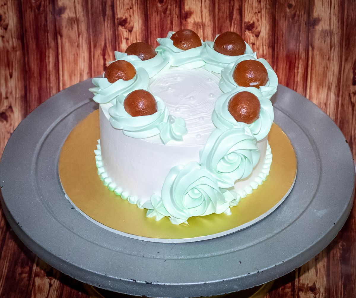 Creamy Delight Cake Creation