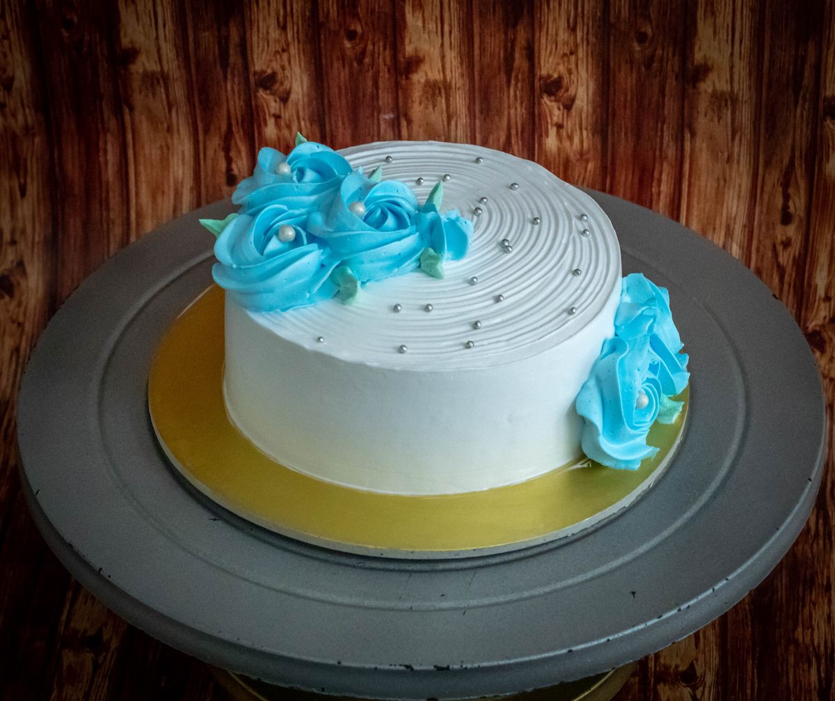 Creamy Delight Cake Creation