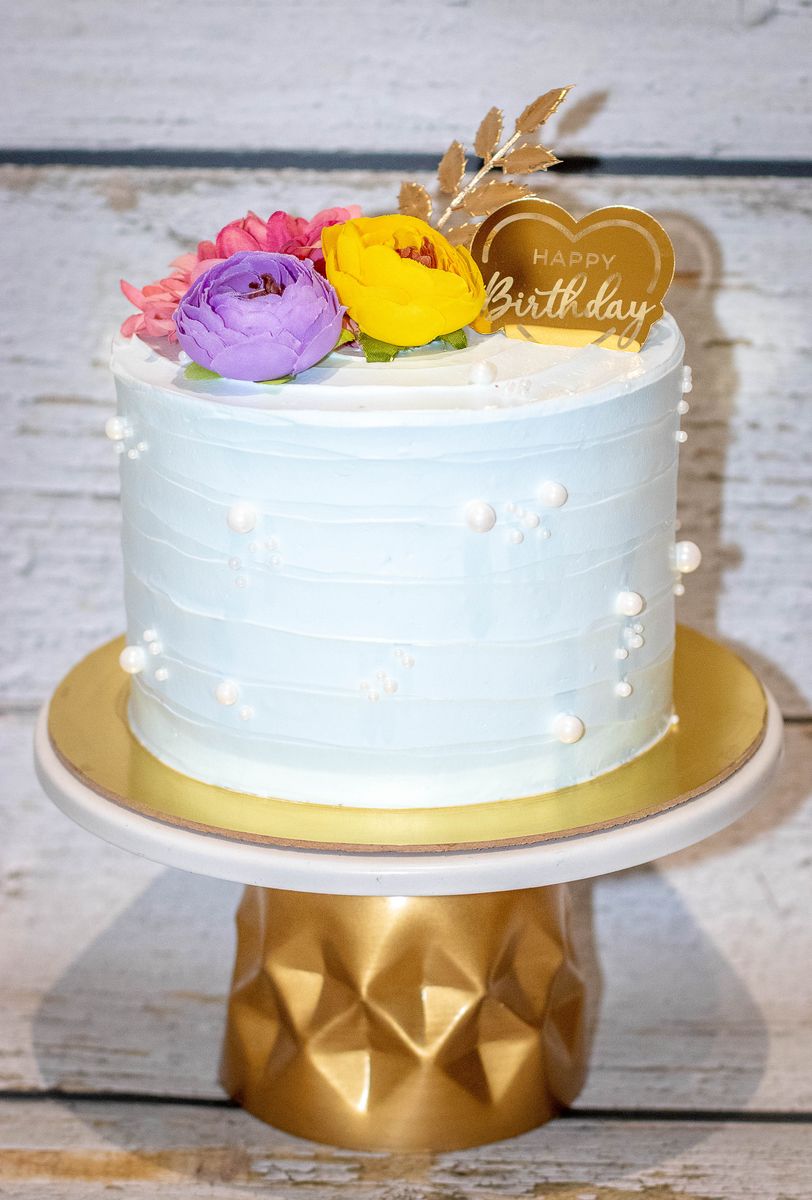 Creamy Delight Cake Creation
