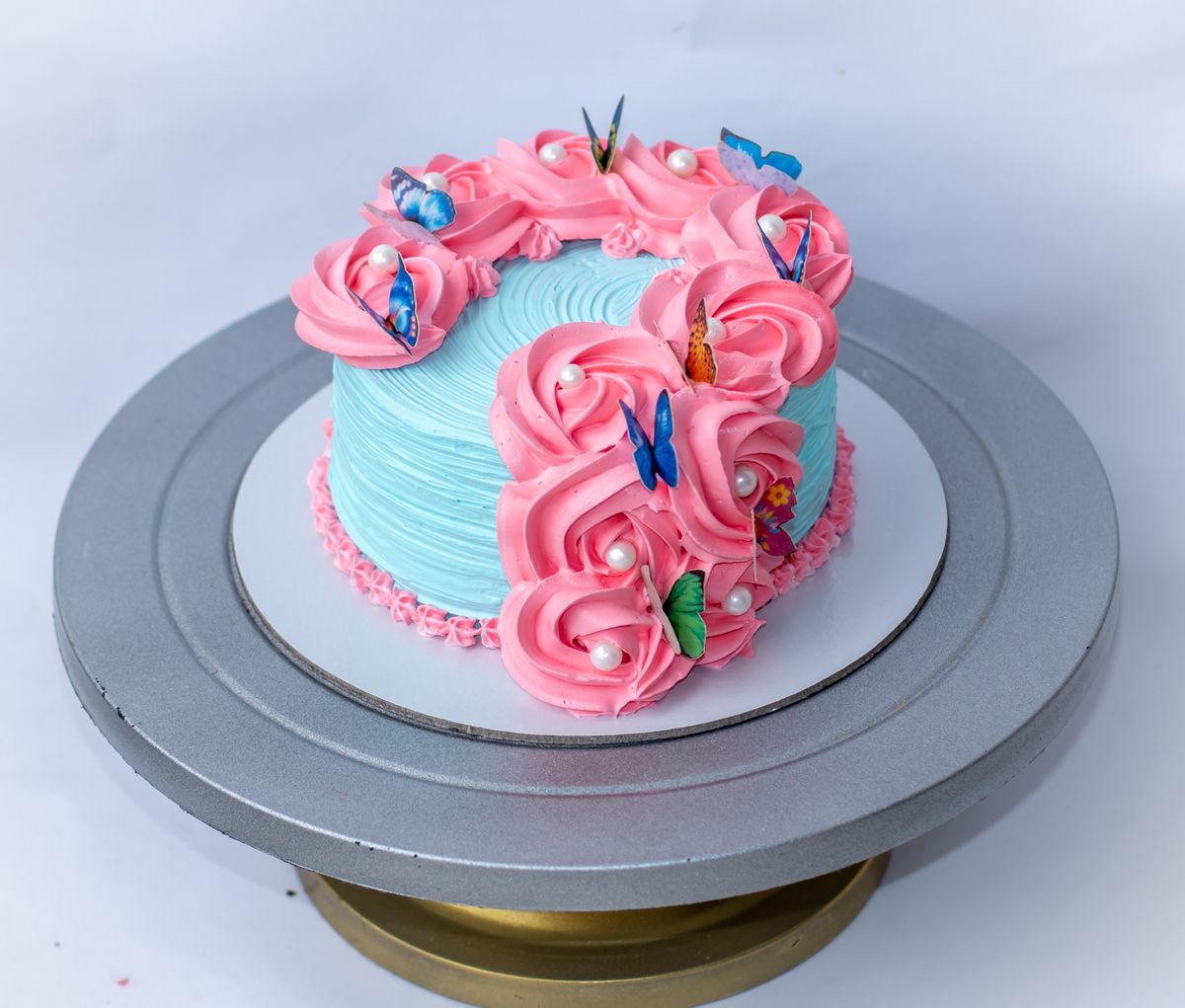 Creamy Delight Cake Creation